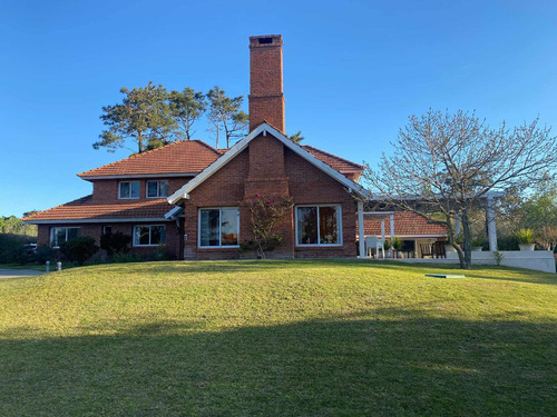 Imagen 2 de 12 de Mansión En Barrio Golf Punta Del Este Alquiler Y Venta