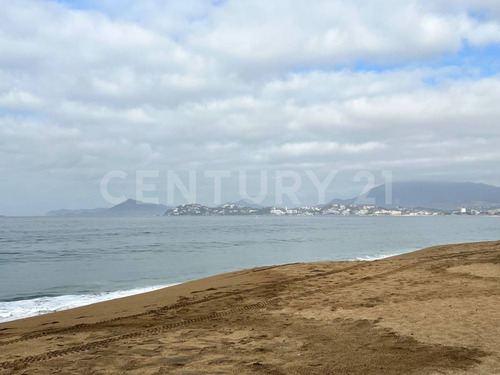 Terreno Con Construcción A Pie De Playa En Venta