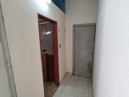 Imagen 10 de 20 de Ph De 2 Ambientes Con Patio Y Terraza Compartida.