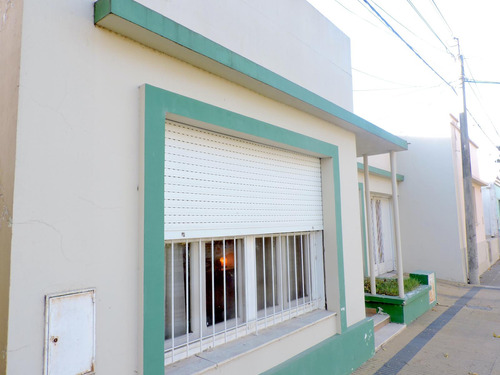 Casa En  Zona Centrica De 2 Habitaciones Y Cochera Para 2 Vehículos.