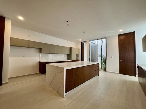 Casa En Venta En Merida, Privada El Origen, Mod 659 Con Alberca