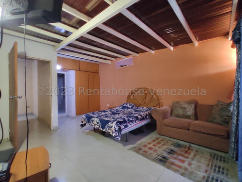 Casa En Venta En Maracay Urb Las Delicias Santa Rita Rah 25-10984 Meglisf