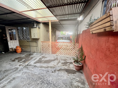 Casa En Venta De 2d, 1b Y Estacionamientos En Puente Alto