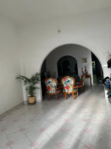 Casa Rentable Con 2 Apartamentos Y Un Local