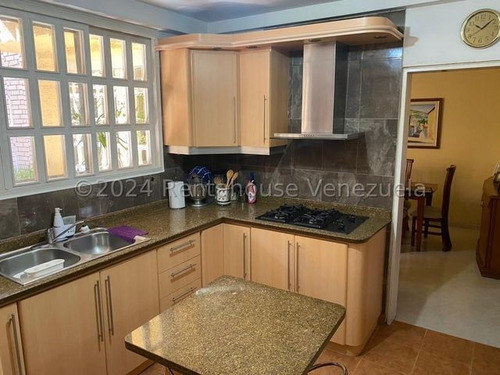 Townhouse En Venta Remodelado Urbanización Santa María Los Teques