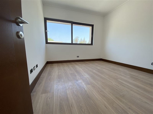 Casa En Venta De 4 Dorm. En Las Condes