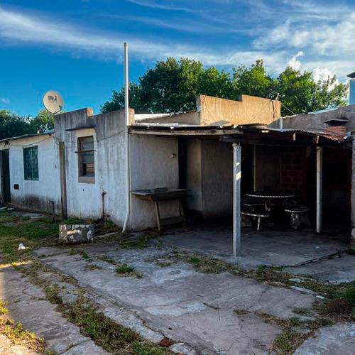 Se Venden 3 Propiedades A Restaurar. Ideal Para Inversionistas! Se Aceptan Vehículos En Parte De Pago.