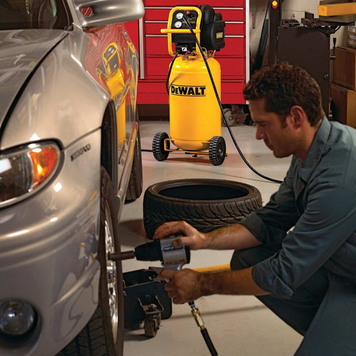 Imagen 8 de 9 de Compresor de aire eléctrico DeWalt D55168 15gal 1.6hp 120V amarillo