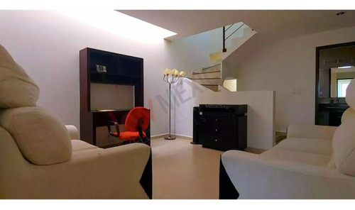 ¡encantadora Casa En Venta Con Amplio Jardín Y Excelente Vista Al Lago En Lomas De Gran Ja...