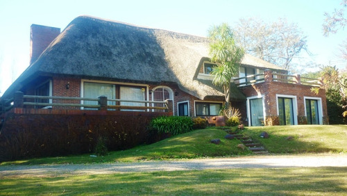 Excelente Casa De Quincho A Metros Del Mar, Solanas