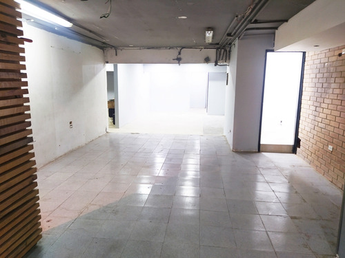 Amplio Local En Venta A Una Cuadra De La Av. Fuerzas Armadas 180m2
