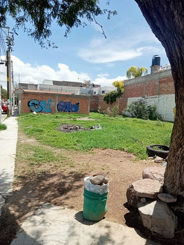 Venta Casa Con Terreno En Esquina Sta. Rosa Jauregui.