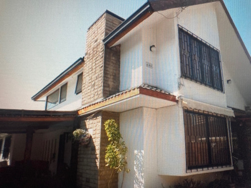 Casa Solida De 2 Pisos En Sector De Alta Plusvalia