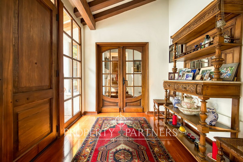Casa Chilena En Sector Residencial, Cercana A Cole...