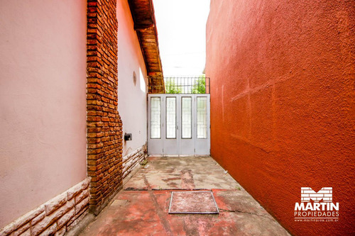 Casa En Venta En Martinez 3 Ambientes Con Jardín. Apto Crédito. A 3 Cuadras Del Hipódromo.