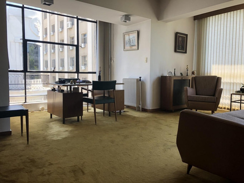 Oficina En Plaza Matriz En Edificio En Pleno Casco Histórico.