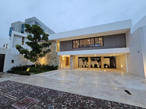 Residencia De Lujo En Venta Ubicada En La Privada Bosques De Altabrisa, Merida.