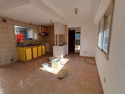 Casa Interna Con Dos Dormitorios A 6 Cuadras De La Estacion!!!