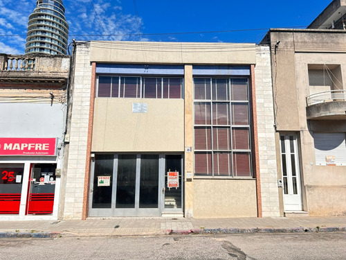 Gran Casa Céntrica De 5 Dormitorios Y 3 Baños, Todo De Excelente Calidad. Una Joya De Los 70's.