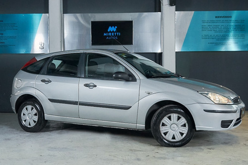 Imagen 2 de 17 de Ford Focus 1.6 Ambiente Mp3