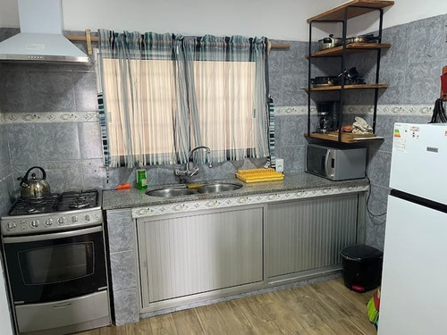 Imagen 5 de 15 de Casa De Dos Dormitorios Con Jardín, Barbacoa Y Techo Para Vehículo