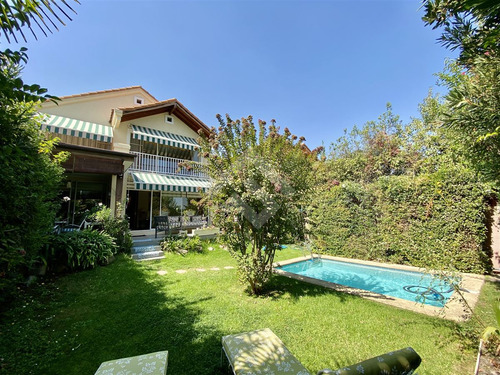 Casa En Venta De 4 Dorm. En La Reina