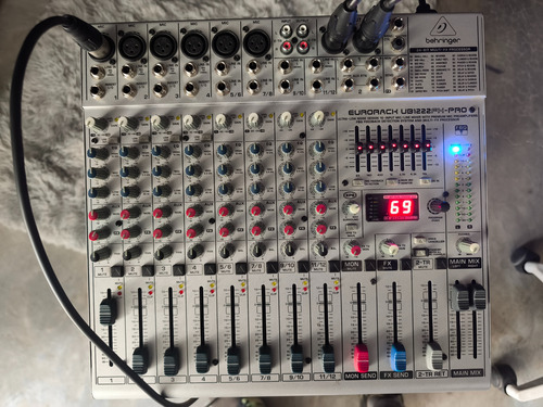 Behringer Eurorack Ub1222fx-pro (Usado)
