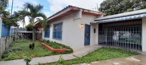 Cómoda Casa  A  Remodelar, Excelente Ubicación, Urb Los Naranjos A 2 Cuadra De La Av Bolívar  