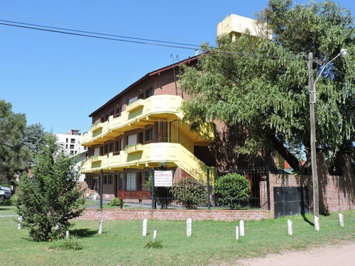 Imagen 2 de 24 de Edificio De 9 Departamentos Con Estacionamiento Y Bauleras