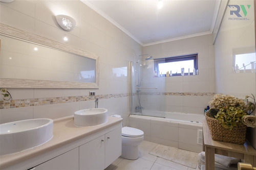 Preciosa Casa En Venta De 4 Dormitorios