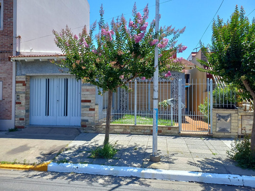 Casa Con Jardin Y Cochera, Centro De San Justo