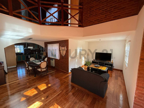 Venta Casa 4 Dormitorios El Palomar 290 M2 Lote 600m2 Piscina Quincho