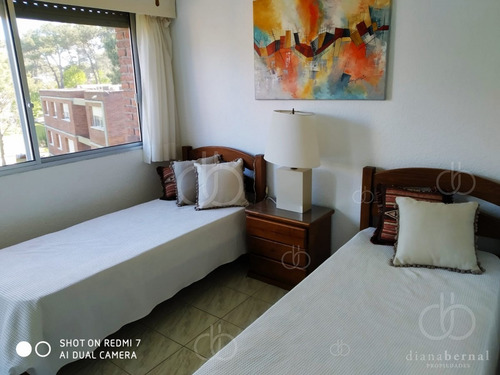 Imagen 9 de 17 de Apartamento De 3 Dormitorios Y Parrillero Propio En Playa Mansa, Punta Del Este- Ref: 54587
