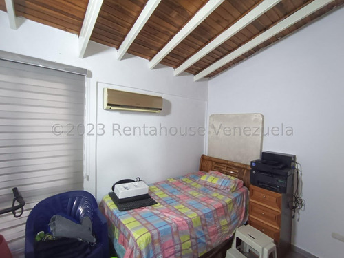 Imagen 14 de 30 de Hermoso Townhouse Ubicado En Conjunto Cerrado Con Pozo, Vigilancia Privada Y Doble Porton De Acceso, Es Moderno Y Tendencia Minimalista, Cuenta Con Su Cocina Empotrada Equipada, Pisos Laminados