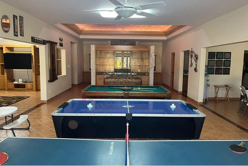 Espectacular Casa En Venta En San Isidro, Con Un Enorme Jardin Y Alberca.