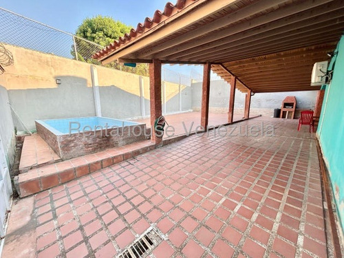 Erika Armeya Vende, Casa En La Urbanizacion Santa Cecilia De Cabudare. Flex: 25-20453