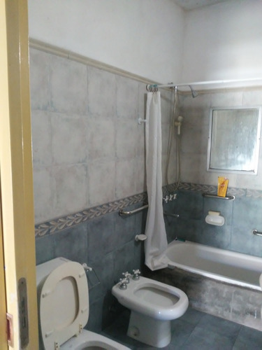 Casa De 4 Ambientes Y 2 Baños En Bernal Oeste.