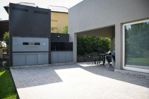 Casa En Venta Con Pileta En Barrio Privado La Carolina Golf Y Country Club