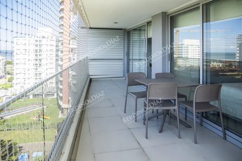 Apartamento En Venta En Torre Esmeralda De 3 Dormitorios , En Punta Del Este