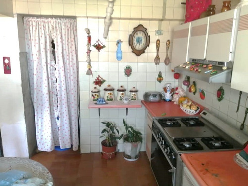 Imagen 8 de 9 de Vendo Apto. 23 De Enero Zona Central, 95mts 3hab + 1hab De Estar, 1 Baño, Amplia Sala Comedor Cocina Nevera, 1 Puesto, Cerca De Metro Agua Salud, Liceo Al Lado, Zona Tranquila, Sucesores Oigo Ofertas