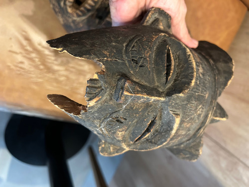 Par De Antiguas Máscaras Tribales Africanas Con Averías Marrón (Usado)