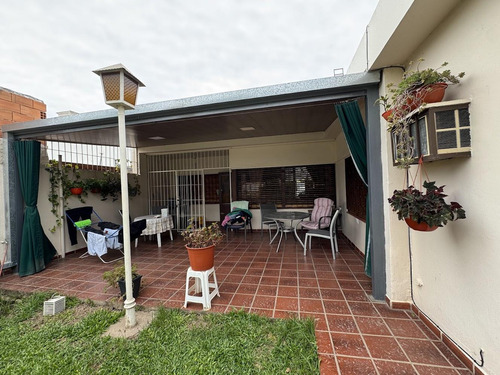 Vendo Casa 2 Dorm. Zona Sur. B. Iponá, Cordoba. Apta Crédito