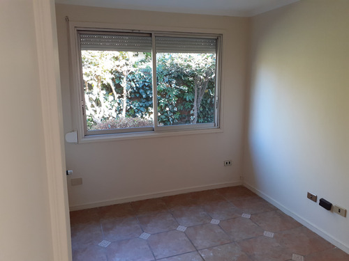 Casa Con Gran Potencial Jardín Del Este, Vitacura | A Paso