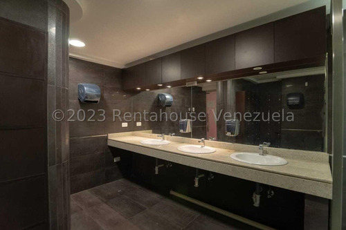 Amplia Oficina En Venta Las Mercedes.tipo Ph, 623 M2,actualizada ,amoblada. Son 15 Despachos, Salas Reuniones, Area De Cocina Y Comedor,24 Puestos De Estac. Seguridad Ingreso Garita . 25-2576gm