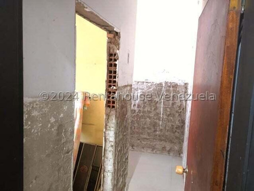María Valera Trae En Venta Casa-comercial Con 1 Local Extenso Con Su Baño Y Oficina, En Centro Este De Barquisimeto, Agua Constante, Piso De Granito, Cantv, Aba, Ideal Para Uso Comercial O Residencial