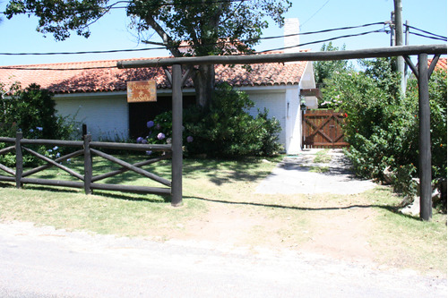 Casa En Venta De 3 Dormitorios En La Barra (ref: Atm-283)