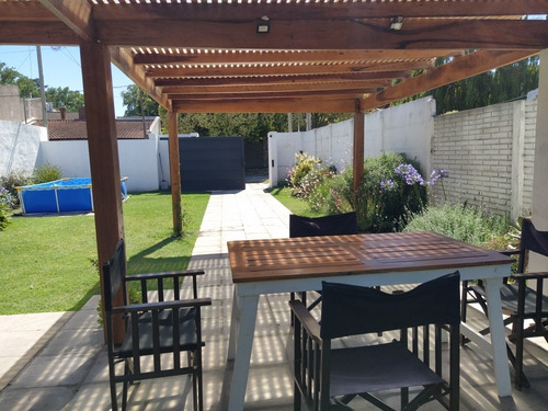 Imagen 7 de 17 de Cabaña Cercana Al Lago; Equipada Para 5 Personas; Con Aire Acondicionado; Cuenta Con Parrilla; Pérgola; Cochera Y Pelopincho En Un Predio Exclusivo Y Cerrado Alquiler Por Dia; Semana; O Mes .