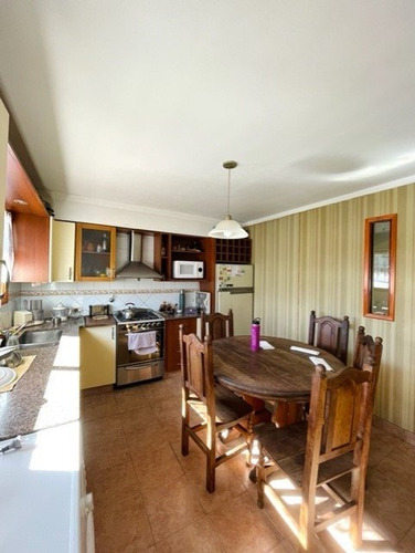 Venta Vivienda Multifamiliar De 6 Amb.c/ Local,parque Y Quincho. Barrio Chauvin. Sobre Lote Propio.
