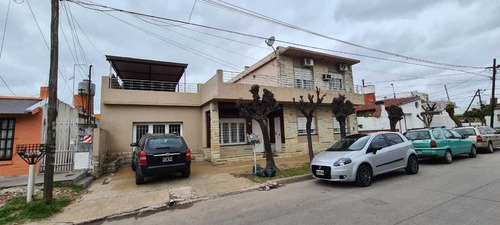 En Venta En El Palomar Zona Colegio Emaus Chalet En Dos Plantas Sobre Lote De 230m2 Permuto Por Chalet En Comarcas De Lujan O Simil F: 8292