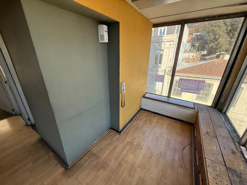 Oficina De 39m2 A Pasos De Bancos En Centro De Valparaíso